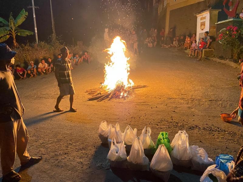 Obor yang tadinya digunakan untuk arak-arakan warga kemudian dikumpulkan dan dibakar di satu tempat. (Dok Dian Novita Sari)