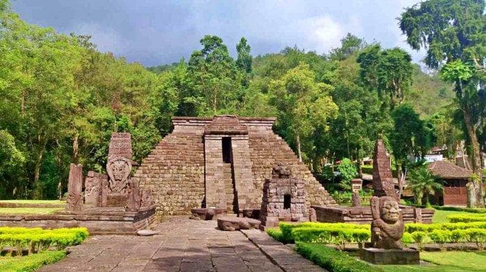 Candi Sukuh berlokasi di Desa Berjo, Kecamatan Ngargoyoso, Karanganya. (idetrips)