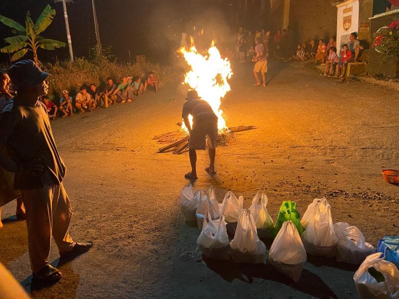 Masyarakat Desa Jrahi berkumpul untuk mengikuti kondangan lamporan bersama. (Dok Dian Novita Sari)