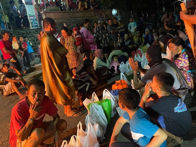 Warga Jrahi yang mengikuti kondangan lamporan ini mulai dari orang dewasa hingga anak-anak, lho.&nbsp;(Dok Dian Novita Sari)