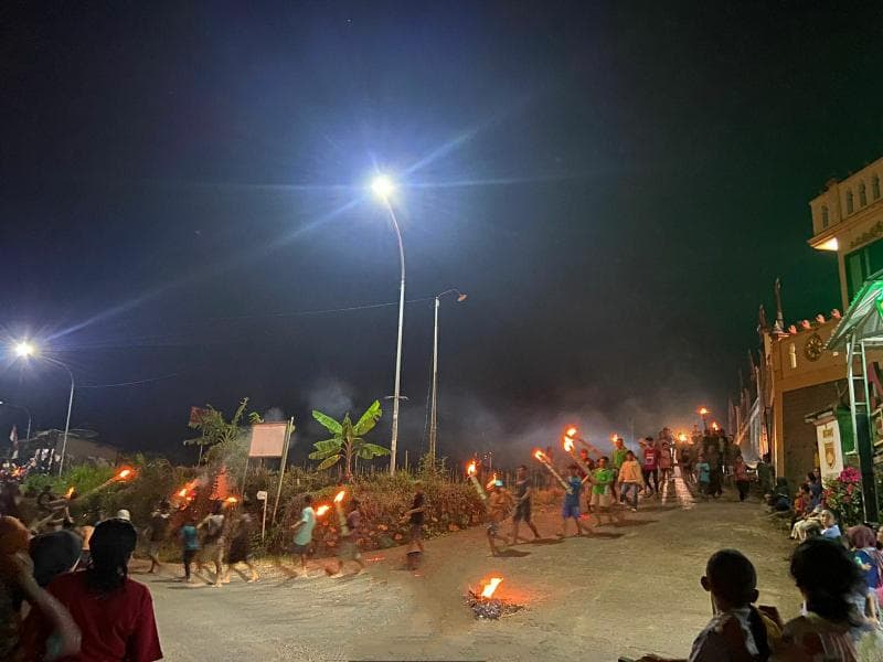 Kondangan lamporan diawali dengan arak-arakan obor keliling desa Jrahi.&nbsp;(Dok Dian Novita Sari)