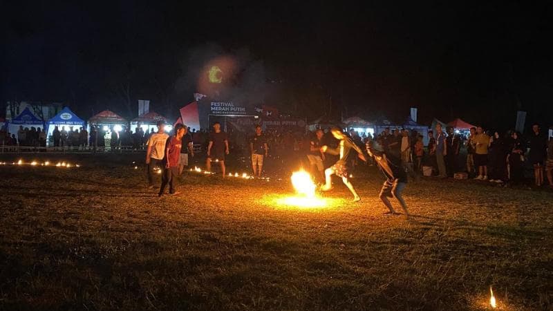 Turnamen sepak bola api di Pasirmuncang, Purwokerto. (Portalpurwokerto/Hening Prihartini)