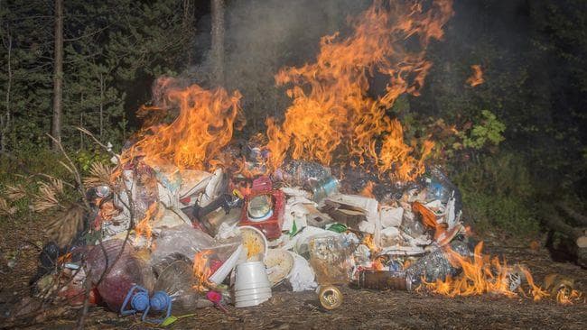 Sampah juga sebaiknya nggak dibakar ketika musim kemarau karena rentan mengakibatkan kebakaran. (istockphoto/rogkov)