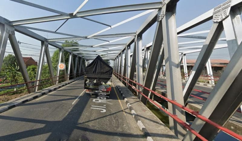 Jembatan Tuntang Buyaran B akan diperbaiki. Jalur Pantura yang lewat jembatan tersebut akan ditutup. (Google Street View).