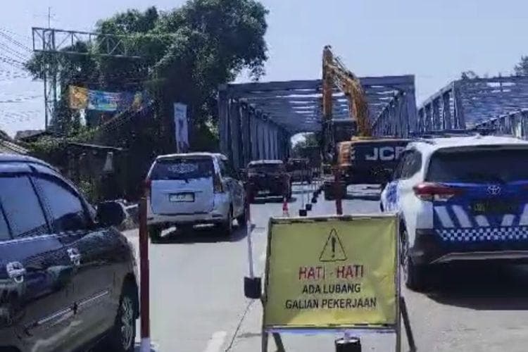 Ilustasi: Perbaikan jembatan bikin lalu-lintas terhambat. (Kompas/Nur Zaidi)