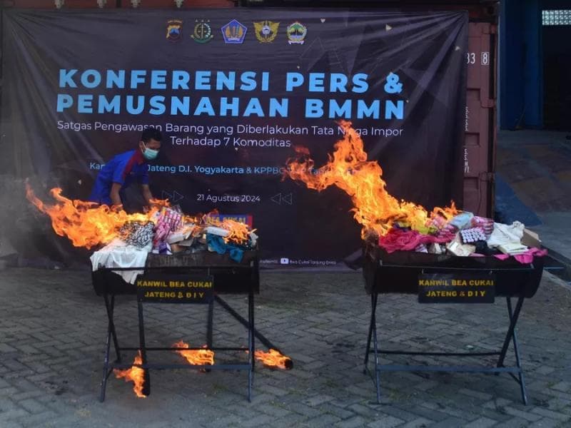 Beberapa barang impor bermasalah dimusnahkan dengan cara dibakar. (Suaramerdeka/Nugroho DS)