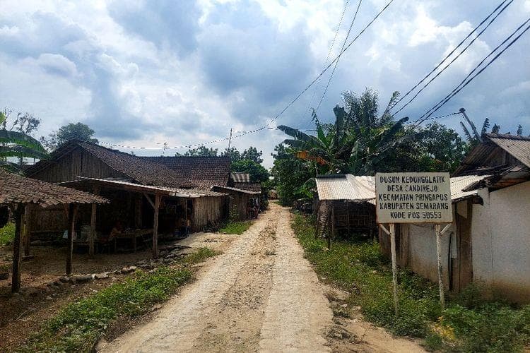 Sebagian besar hunian di Dusun Kedungglatik terbuat dari kayu. (Kompas/Dian Ade Permana)