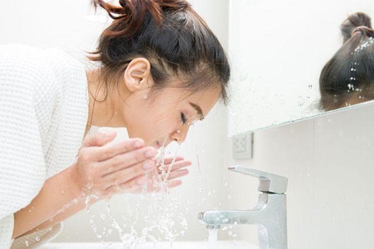 Jangan malas bersihkan wajah. (Curriedayspa.com)