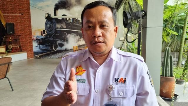 Atas penutupan ini, PT KAI Daop 4 Semarang meminta maaf kepada para pengguna jalan. (Fernando Fitusia)