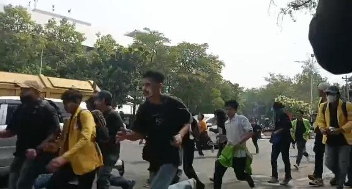 Sejumlah mahasiswa yang menjadi bagian dari aksi massa menolak revisi UU Pilkada melarikan diri dari semburan gas air mata yang ditembakkan aparat. (Inibaru.id / Danny Adriadhi Utama)