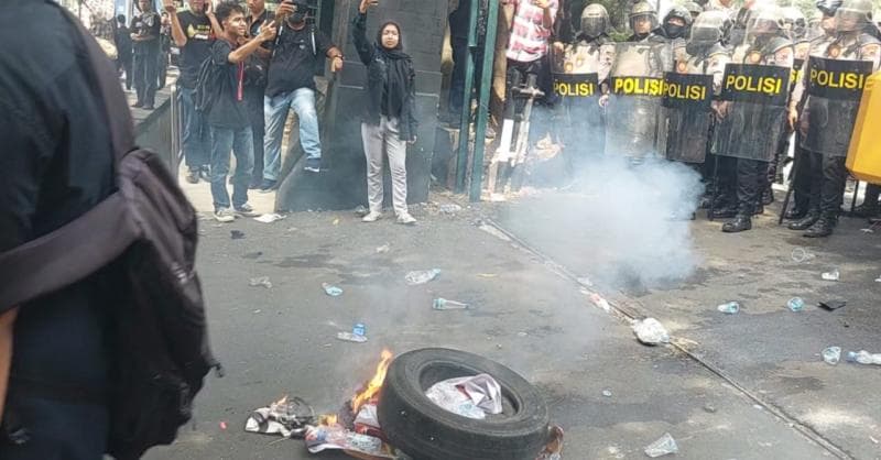 Mahasiswa aksi bakar ban depan pintu DPRD Jateng