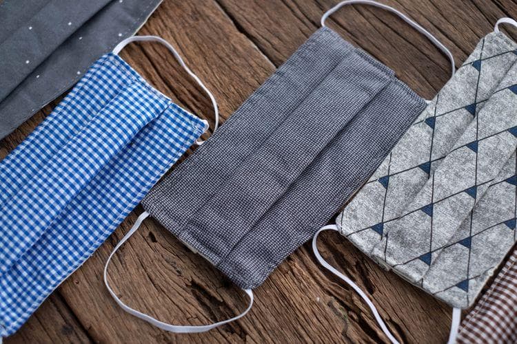 Masker kain harus dicuci berkala, maksimal 4 jam setelah pemakaian. (Shutterstock)