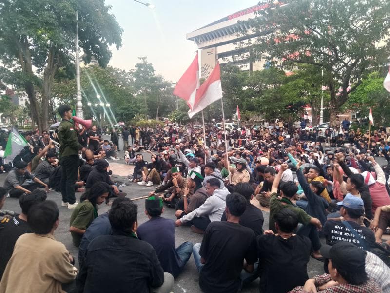 Para pelajar di tengah aksi unjuk rasa menolak revisi UU Pilkada di Semarang. (Inibaru.id/Danny Adriadhi Utama)