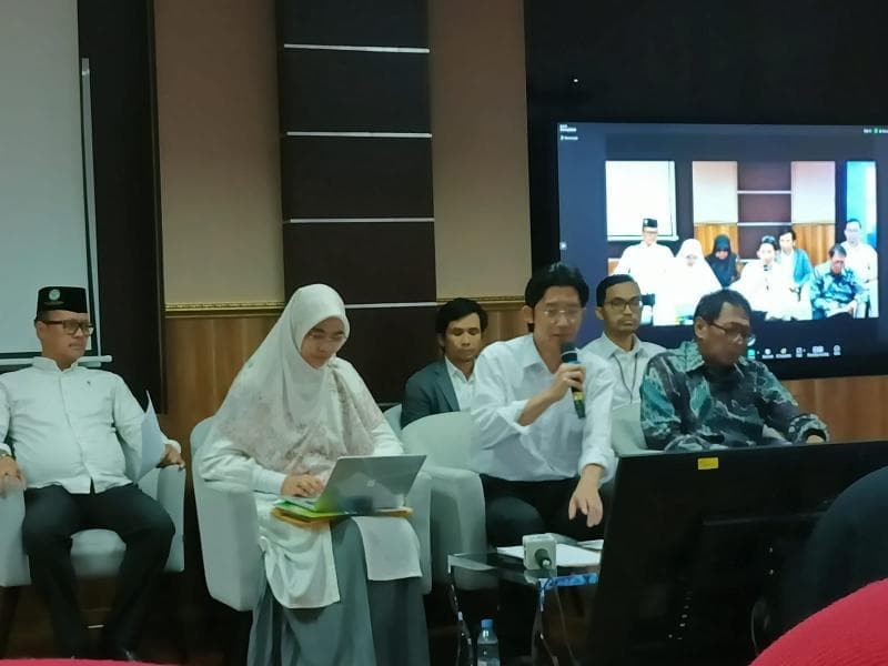 Dekan Fakultas Kedokteran Undip dr Yan Wisnu menjelaskan kondisi PPDS yang praktek di RS Kariadi Semarang. (Inibaru.id/ Danny Adriadhi Utama)