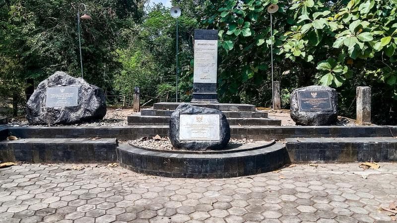 Monumen Gempa Potrobayan di Bantul, Yogyakarta. (Wikipedia/Altair Netraphim)