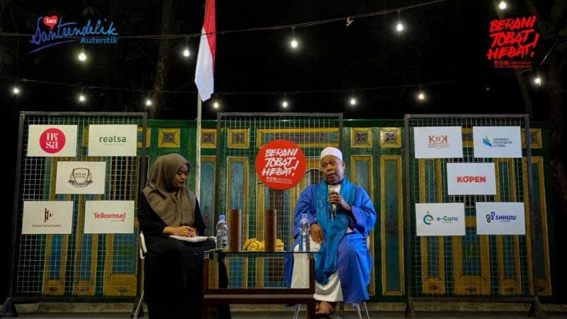 Awaluddin Pimay menjadi narasumber dalam kajian Nongrong Tobat Santrendelik Semarang. (Instagram/ Santrendelik)