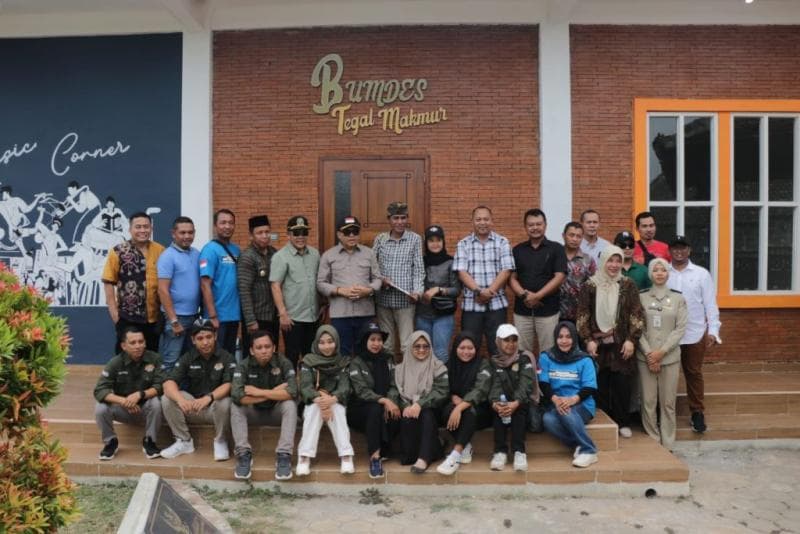 Tim penilai&nbsp;Gelar Desa Wisata Jawa Tengah berfoto bersama di depan kantor Bumdes Tegalsambi, Jepara. (Dinkominfo Jepara)