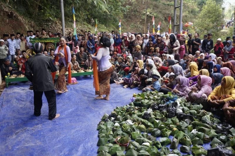 Tradisi Nyadran Gunung Silurah Kabupaten Batang digelar untuk menghormati roh leluhur dan menghindari malapetaka. (Infopublik/Mckabbatang)