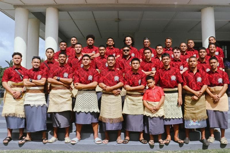 Maikeli Lomu dan skuad Timnas Tonga. (IG/@maikeli_lomu).