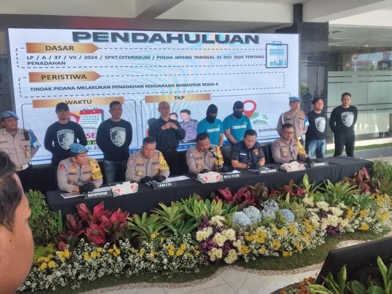 Dua pelaku penjualan mobil bodong yang beraksi sejak 2020 diamankan Polda Jateng. (Inibaru.id/ Danny Adriadhi Utama)