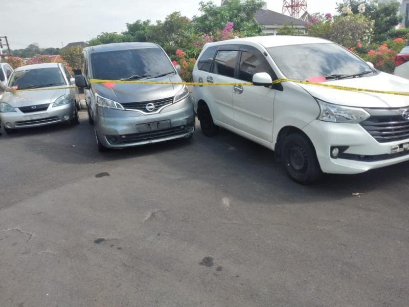 Sejumlah mobil bodong yang disita di Polda Jateng, Kamis (29/8). (Inibaru.id/ Danny Adriadhi Utama).