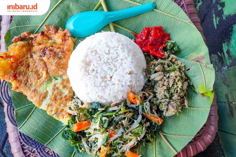 Sego aking yang dicampur kelapa parut menjadi menu sarapan yang nikmat berpadu dengan urap pedo, telur dadar, dan sambal. (Inibaru.id/ Alfia Ainun Nikmah)