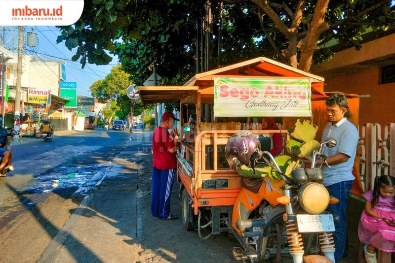 Sego Aking Godhong Jati dijual di atas bak sepeda motor roda tiga di pinggir Jalan Veteran Kudus. (Inibaru.id/ Alfia Ainun Nikmah)