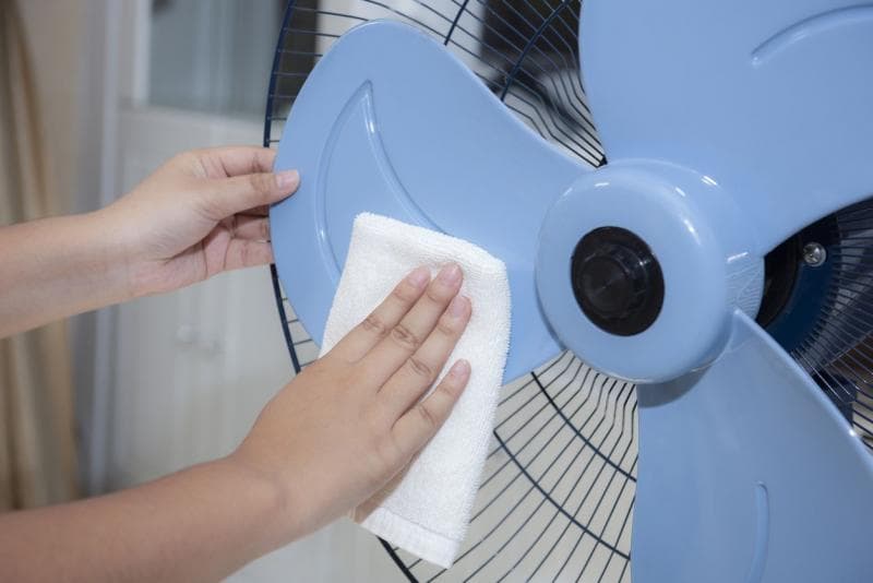 Debu dan kotoran pada bilah kipas bisa bikin gerakannya terhambat. (Parapuan)