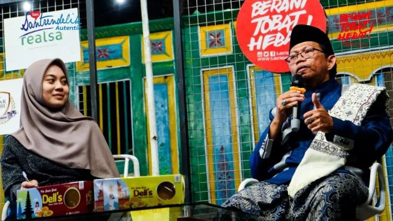 Ustaz Ali menjelaskan bahwa dalam membina rumah tangga itu harus saling memahami dan saling mendukung. (Instagram/Santrendelik)