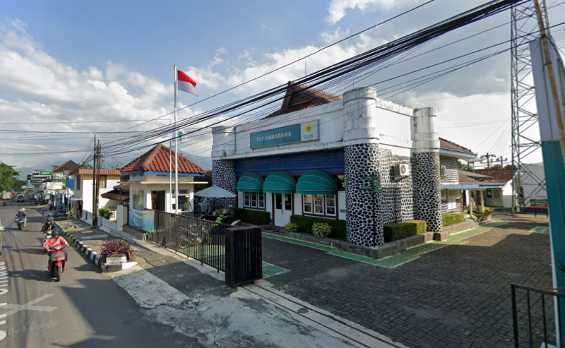 Banyak bangunan lawas di Ambarawa dengan desain arsitektur yang menarik seperti gedung PLN Ambarawa ini. (Google Street View)