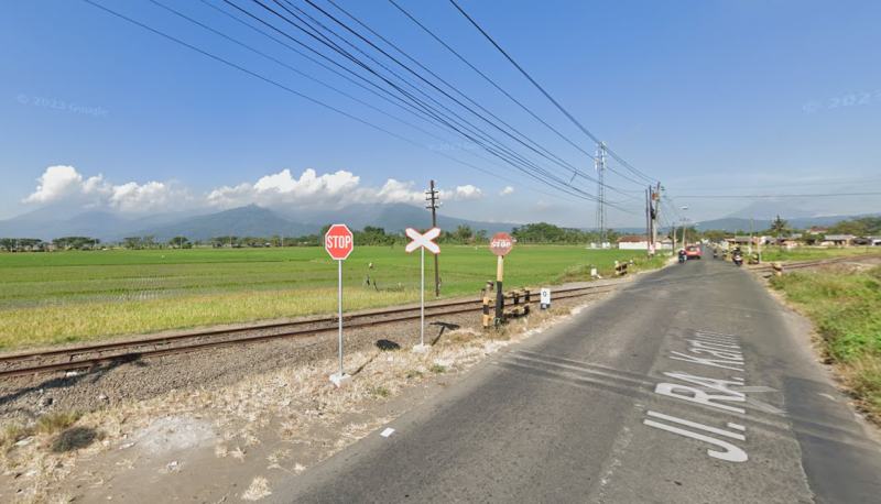 Persimpangan rel kereta api dengan pemandangan Gunung Merbabu. (Google Street View)