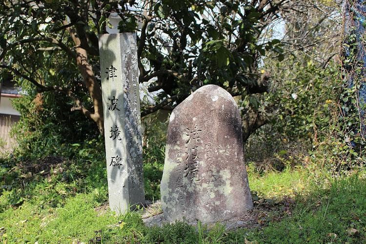 Batu prasasti di Aneyoshi, Jepang, yang jadi penyelamat warga dari dua kali tsunami. (Mymodernmet/Mizushimasea)