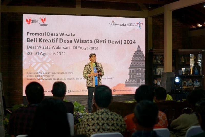 Direktur Pemasaran Pariwisata Nusantara Kemenparekraf Dwi Marhen Yono dalam acara Beli Kreatif Desa Wisata (Beti Dewi) 2024, Desa Wisata Wukirsari, Yogyakarta (30/8/2024). (dok. Kemenparekraf)