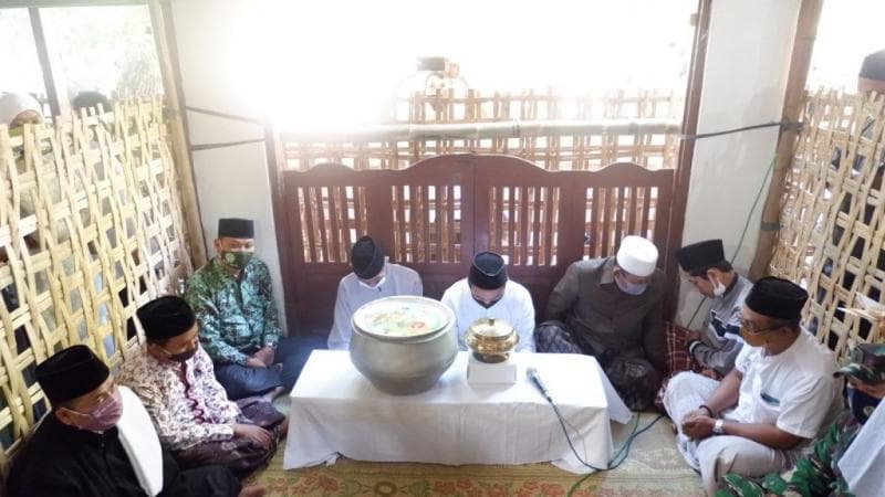 Ritual Penjamasan Bendhe Becak Sunan Bonang. (Dinkominfo Jateng)