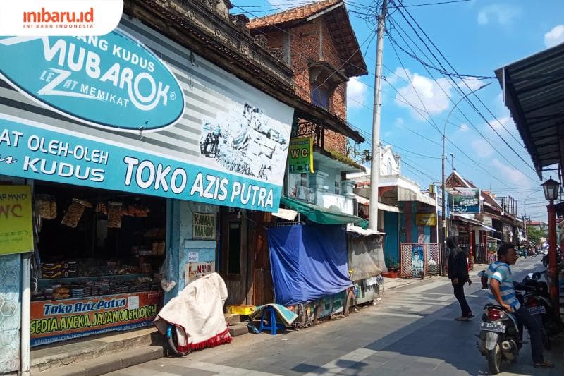 Pedagang sekitar menara biasanya laris manis dan ramai oleh pembeli, serta penyewa listrik saat Dhandhangan. (Inibaru.id/ Rafida Azzundhani)