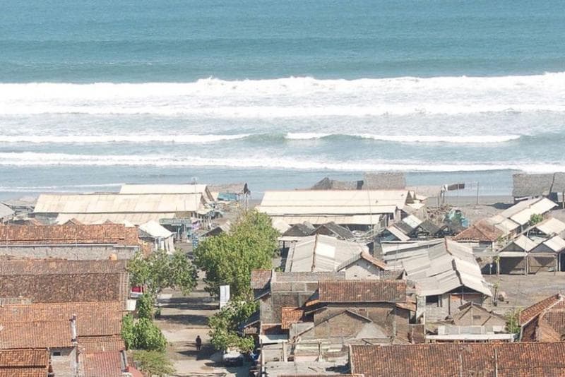 Sudah banyak catatan sejarah tentang gempa dan tsunami di Pantai Selatan Jawa. (Kompas/Heru Sri Kumoro)