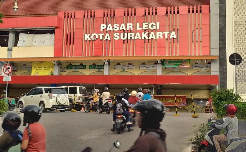 Banyak pedagang kecil atau di pedagang di kota lain yang kulakan ikan asin di Pasar Legi, Surakarta. (Inilah)