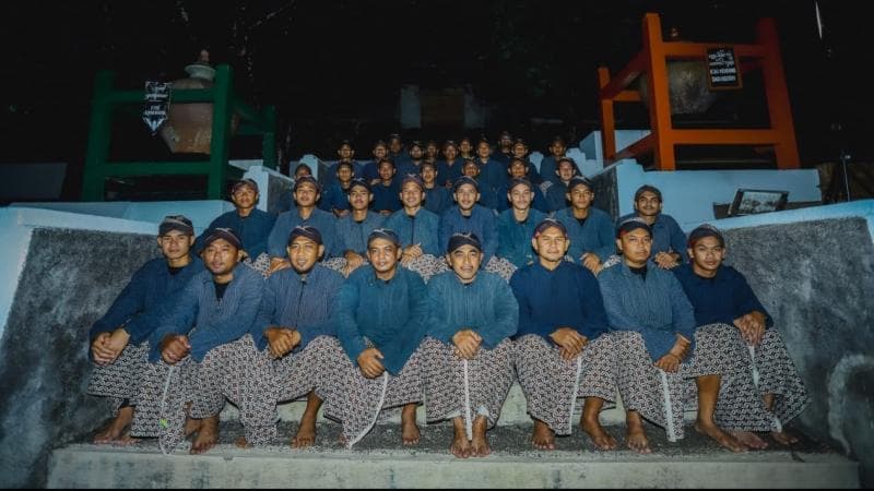 Ofisial dan tim PSIM Yogyakarta saat berada di Makam Raja-raja Jawa di Imogiri, Bantul. (Dok PSIM)