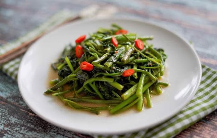 Sayur kangkung, enak tapi sebaiknya nggak dikonsumsi berlebihan. (Royco)