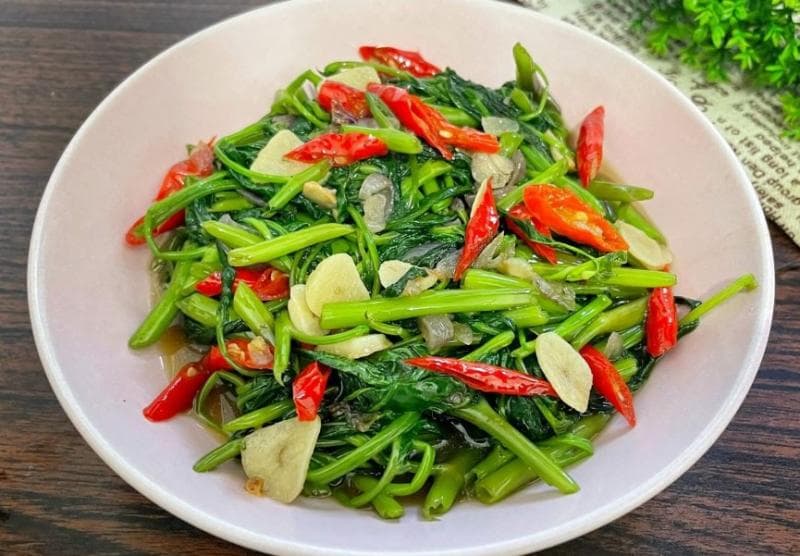 Sayur kangkung sebaiknya dikonsumsi nggak berlebihan. (Resepkoki)