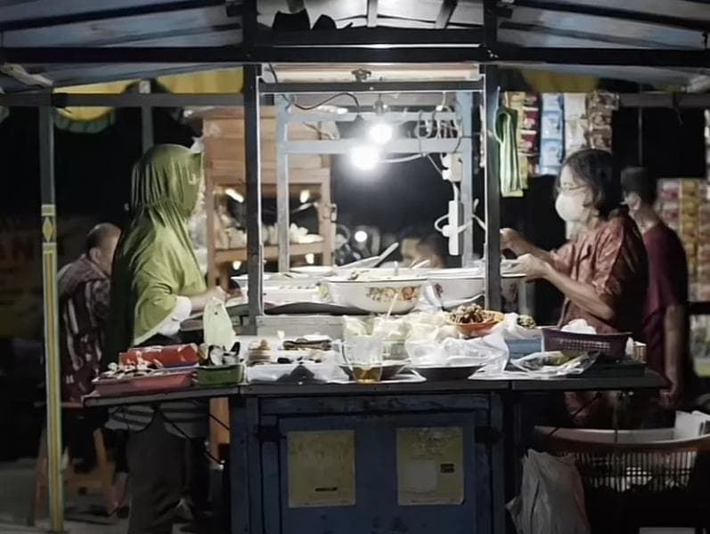 Nasi koyor dan tahu acar Bu Wolly. (TikTok@bagustikus)