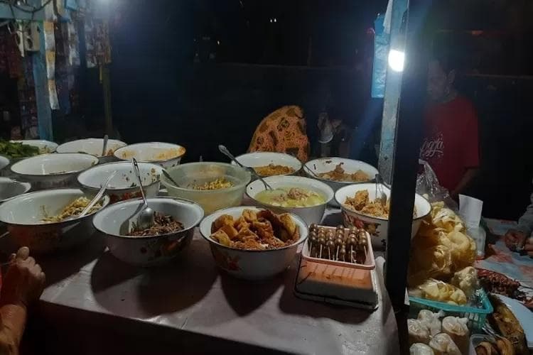 Tersedia beragam masakan jawa di warung ini. (Babad.id)