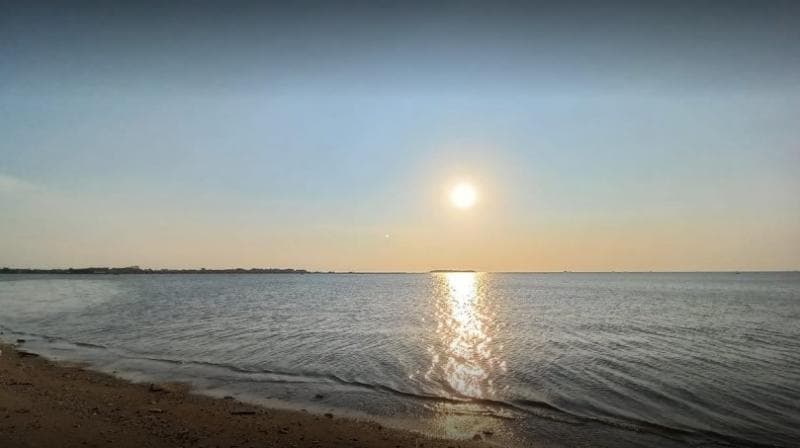 Pemandangan matahari tenggelam di Pantai Sekembu Jepara. (Googleuser/Foxy Noxy)