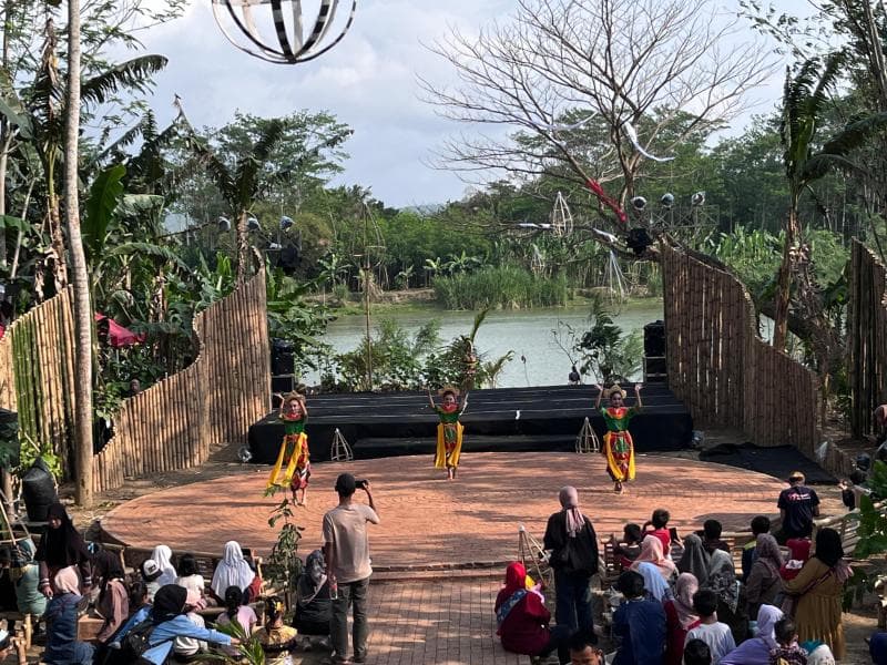 Banyak seni budaya yang lahir dari ekosistem sungai. (Humas Pemkab Banyumas)