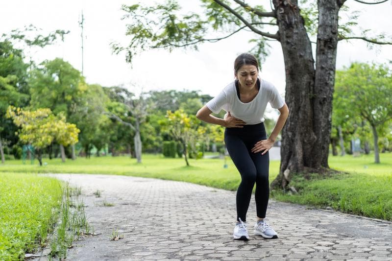 Ilustrasi: Sudukan atau side stitch adalah rasa nyeri di perut sebelah kanan atas yang sering terjadi saat kita melakukan aktivitas lari. (Pinterest via Runnersworld)