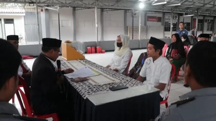 Petugas penghulu dari KUA Ngaliyan Semarang tengah memimpin prosesi ijab kabul di hadapan pasangan Gibran dan S. (Humas Lapas)