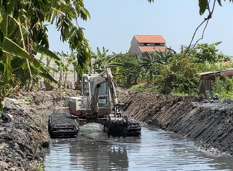 Eskavator tengah melakukan pengerukan sedimen yang dilakukan oleh&nbsp;Dinas Pekerjaan Umum (DPU) Kota Semarang. (Humas Pemkot Semarang)