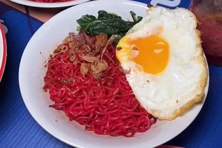 Mi goreng stroberi di Kedai Susu dan Roti Bakar Om Bob. (IG/kainetnic_guyonanjogja)