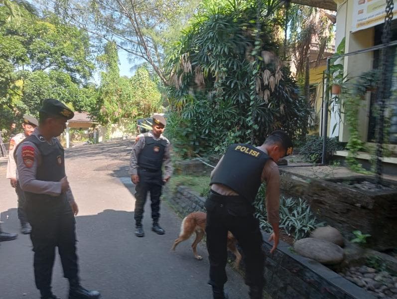 Petugas sedang lakukan sterilisasi menggunakan K-9 Polda Jateng di Kantor Bawaslu Jateng, Jalan Papandayan Semarang. (Polda Jateng)