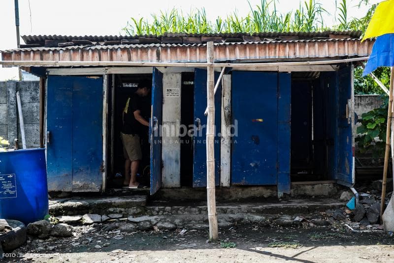 Kamar mandi umum yang berada di ujung barat adalah fasilitas bersama di Kampung Cakrawala yang dipakai bergantian.